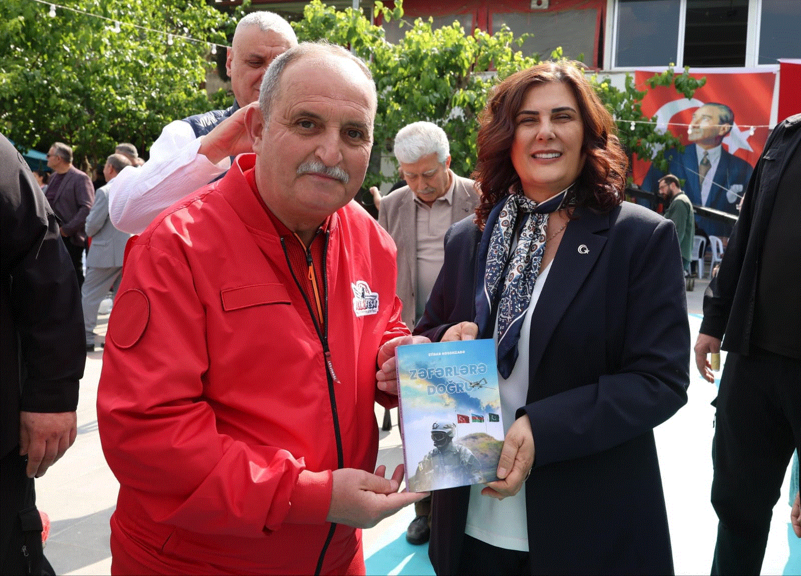 Etibar Hasanzade’nin “Zaferlere Doğru” Kitabı Festivalde Belediye Başkanına Hediye Edildi